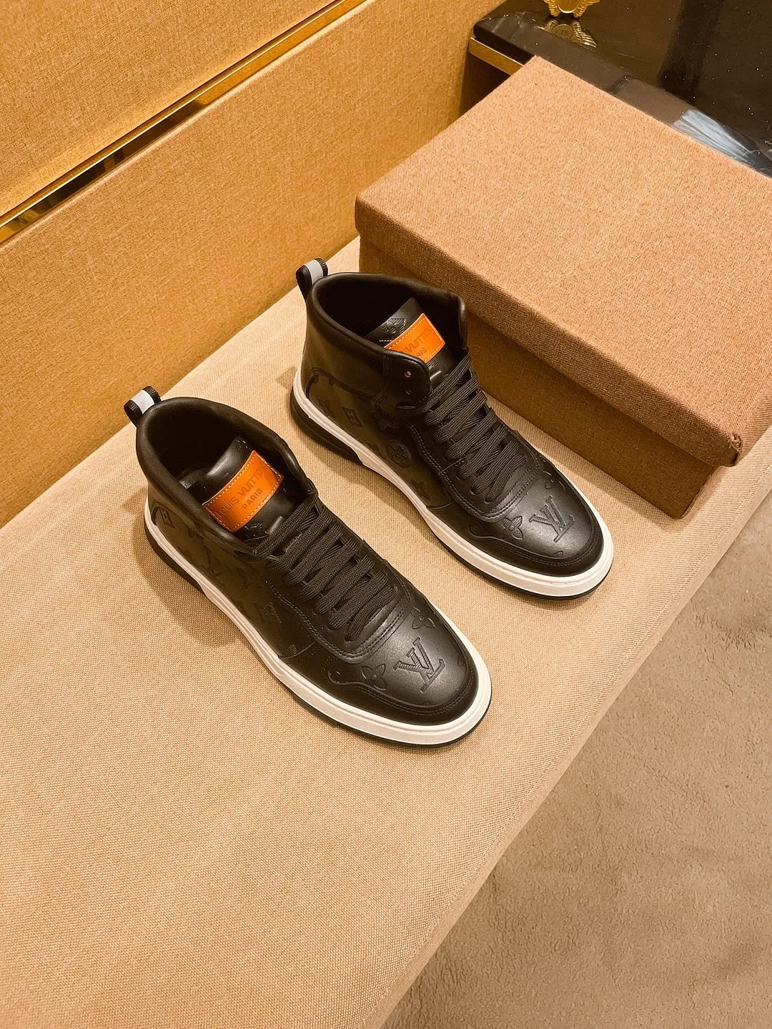 Men's shoes 💰 440💰【 LV 】🔥 Louis Vuitton, high-end men's shoes brand, official website 1:1 latest masterpiece: the upper is made of first-layer cowhide imported from Italy with a comfortable and breathable lining➕original non-slip and wear-resistant outsole🔥, making walking more convenient and comfortable! An exclusive new model, a stunning work, a beautiful 1:1 replica [color] compared to the official quality! Create a fashionable personality to set off your uniqueness! A must-have for trendy men! Classic🔥Size: 38-44 Color: 🔥Multiple colors available🔥